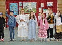Najmłodsze dzieci przygotowały przedstawienie o objawieniach w Fatimie.