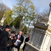 Przy odnowionym grobowcu rodziny Surmackich. Na pierwszym planie ks. Andrzej Tuszyński, proboszcz parafii pw. św. Wacława, na terenie której leży cmentarz. Z prawej ks. Piotr Zamaria, dyrektor cmentarza