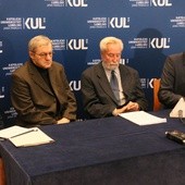Konferencja prasowa z udziałem rektora KUL, Janusza Bazydły i Macieja Sobieraja