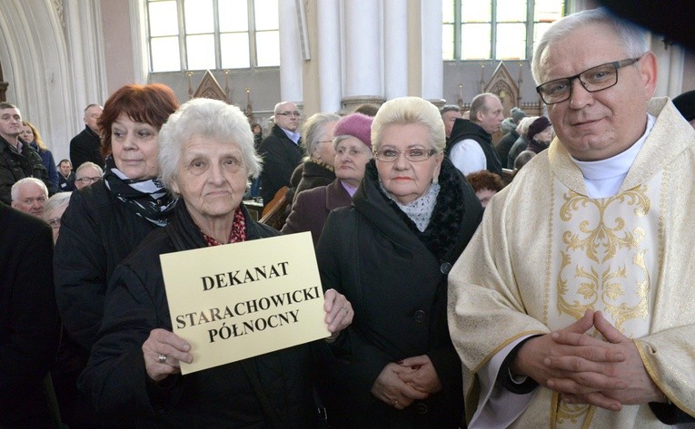 Przedstawiciele dekanatu starachowickiego północnego odbierają różaniec i świecę na Jerycho Różańcowe