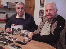Andrzej Michałowski (z lewej) i Czesław Nowak wspominają swojego duszpasterza.