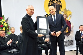 Rektor seminarium odbiera medal od prezydenta.