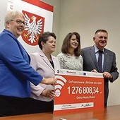 Andrzej Pietrasik, burmistrz z Płońska, nie ukrywał zadowolenia z podpisanej umowy.