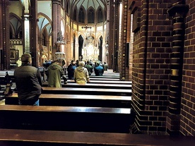 ▲	Modlitwa mężczyzn w katedrze odbywa się  co dwa tygodnie.