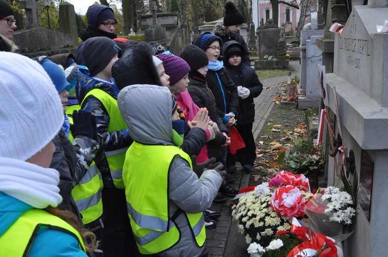 Dzeci ze szkoły katolickiej w Tarnowie modlą się za śp. burmistrza Tadeusza Tertila