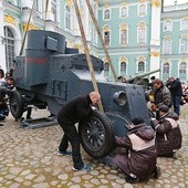 Samochód pancerny Austin-Putiłow, z którego według legendy w kwietniu 1917 r. przemawiał Lenin, jest obecnie instalowany przed budynkiem Ermitażu. W Petersburgu zostanie bowiem otwarta wystawa: „Pałac Zimowy i Ermitaż. 1917. Historia była tworzona tutaj”.