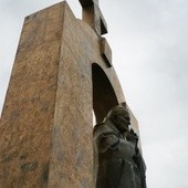 Ponad 26 tys. osób podpisało się pod petycją w obronie krzyża na pomniku Jana Pawła II