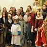Wszyscy święci śpiewają w kościele w Pleśnej