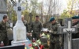 Żołnierze przy mogile Mieczysława Dziemieszkiewicza, rodzonego brata słynnego "Roja", na cmentarzu katolickim w Ciechanowie