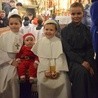 W Łęczycy czwórka dzieci do świątyni przybyła przebrana za świętych