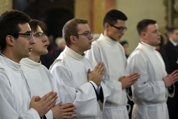 Nałożenie tunik i przyjęcie kandydatów do kapłaństwa