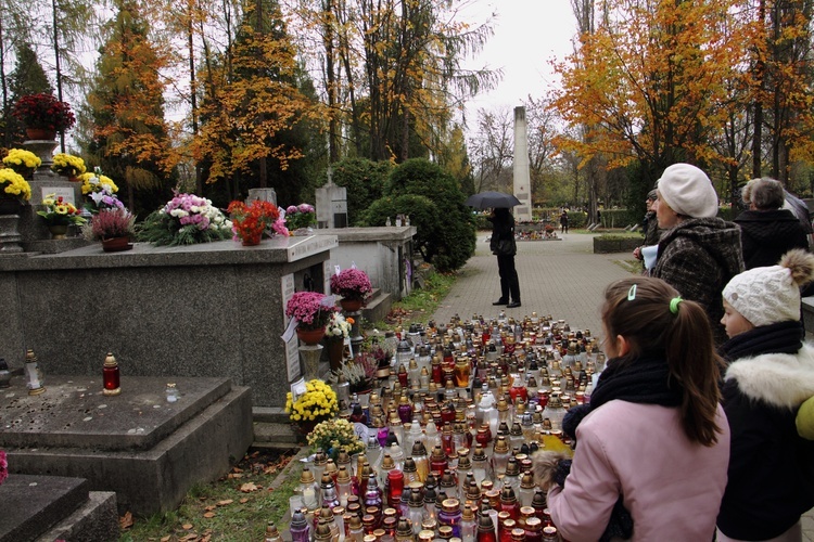 Dzień Zaduszny na cmentarzach Rakowickim i Wojskowym