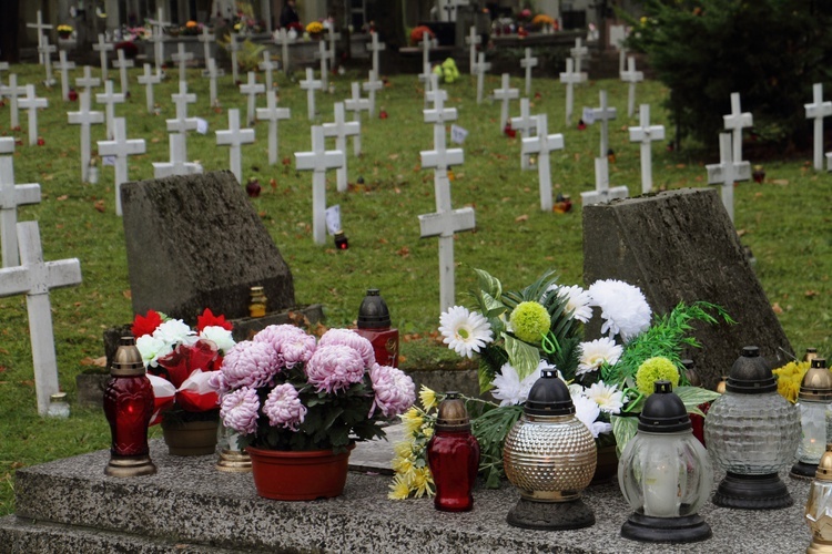 Dzień Zaduszny na cmentarzach Rakowickim i Wojskowym