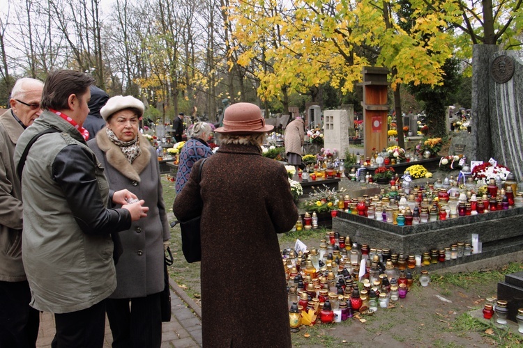 Dzień Zaduszny na cmentarzach Rakowickim i Wojskowym