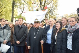 Arcybiskup Grzegorz Ryś przyjął propozycję łódzkiej młodzieży i z radością przejął ster na Łodzi Piotrowej. 