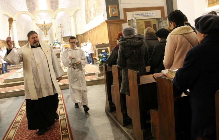 Po Mszy św. proboszcz wielgoleskiego sanktuarium ks. Dariusz Franczak pobłogosławił przyniesione przez parafian dewocjonalia
