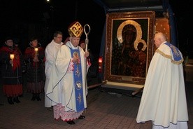 Peregrynujący obraz Czarnej Madonny powitali w Latowiczu bp Romaniuk i proboszcz ks. Mierzejewski