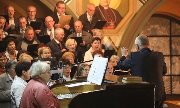 Podczas inauguracyjnej liturgii zaśpiewał Chór Katedralny pod dyrekcją Tadeusza Czerniawskiego, a na organach zagrała Ewa Bąk