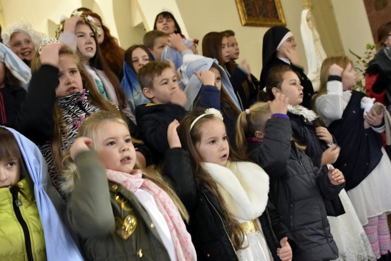 Ustawieni w rzędach święci zaśpiewali piosenkę o tym, że każdy może dołączyć do ich grona