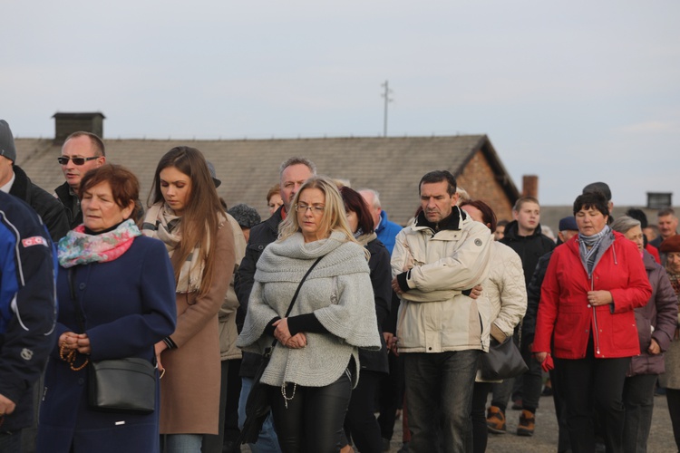 32. Droga Krzyżowa za zmarłych - w byłym KL Auschwitz-Birkenau - 2017