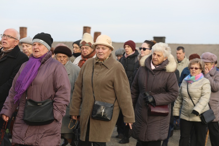 32. Droga Krzyżowa za zmarłych - w byłym KL Auschwitz-Birkenau - 2017