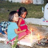 Podczas Wszystkich Świętych Filipińczycy palą na grobach świece.