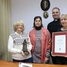▲	Ks. Robert Kowalski z wolontariuszkami  (od prawej): Jadwigą Gozdór, Barbarą Bandyką i Zofią Piątek.