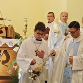 ▲	Podczas uroczystej Eucharystii polecano Bogu zmarłych kapłanów z Wieprza.