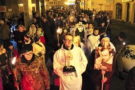 Na przedzie marszu  dzieci i dorośli nieśli relikwie i wizerunki świętych.