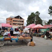 ▲	Na razie handel  przez cały rok odbywa się pod chmurką.