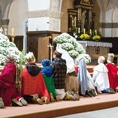 Mali święci klęczą przed Najświętszym Sakramentem w kościele św. Jacka na Rozbarku.