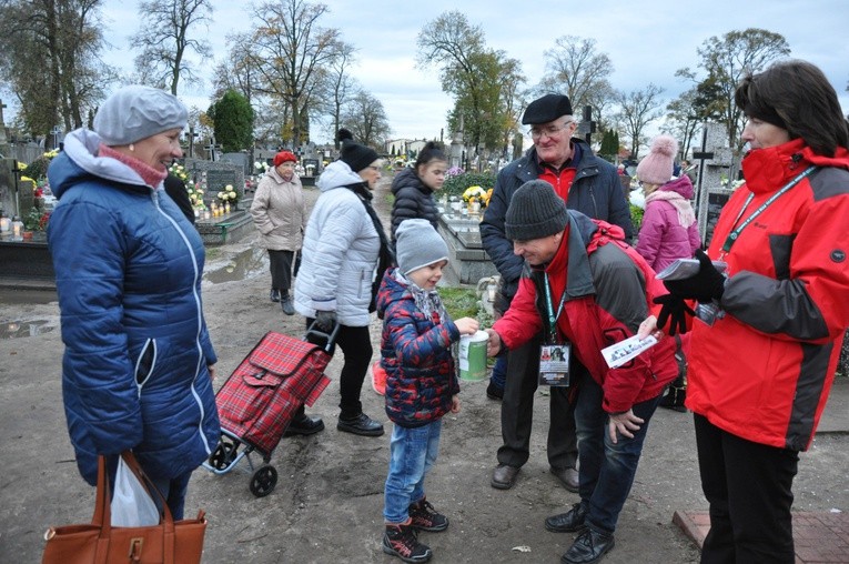 Przewodnicy PTTK kwestują na cmentarzu Emaus w Łowiczu