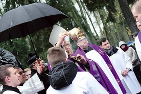 ▲	Biskup Dajczak modlił się za zmarłych i błogosławił miejsca spoczynku.