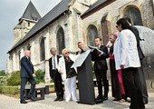 Prezydent Emmanuel Macron i arcybiskup Rouen Dominique Lebrun na wspólnej uroczystości.  To wyjątkowy widok. Powodem jest rocznica śmierci ks. Jacquesʼa Hamela, zamordowanego przez dżihadystów.