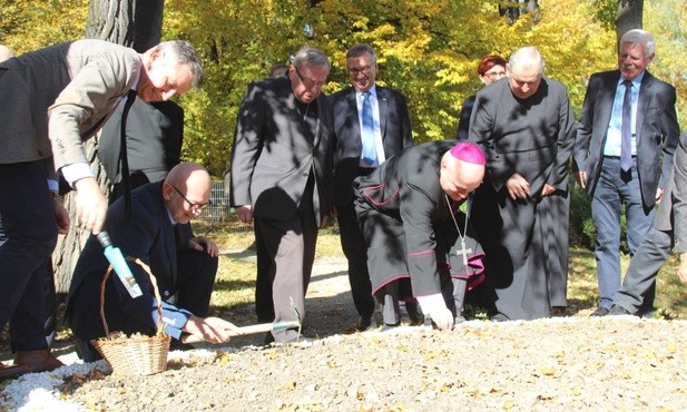 Goście posadzili żonkile przed bielskim hospicjum