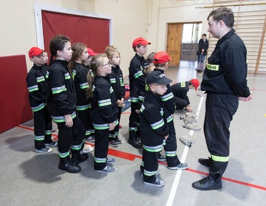 Młodzi strażacy