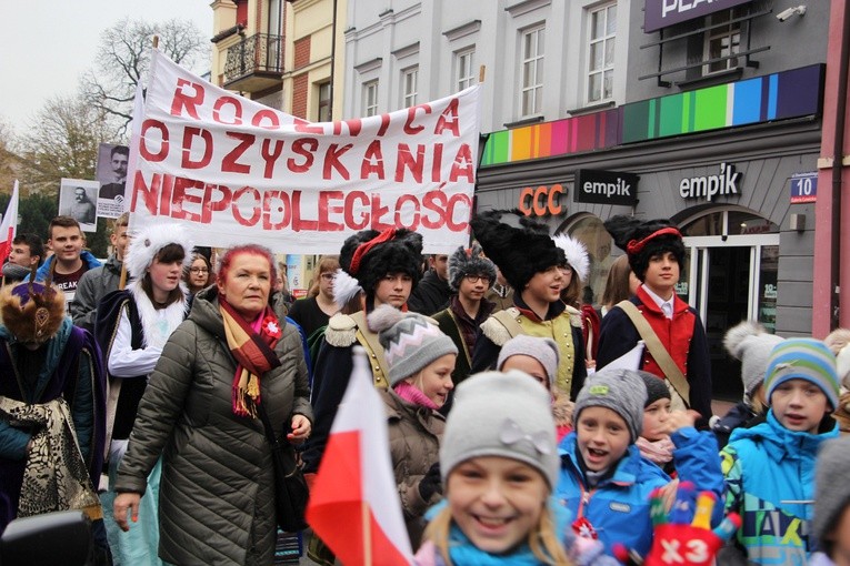 Część uczniów "Pijarskiej" założyła stroje z dawnych lat.