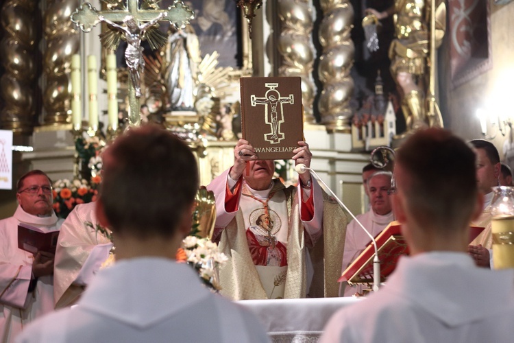 Msza św. z kard. Angelo Comastrim w Niepołomicach