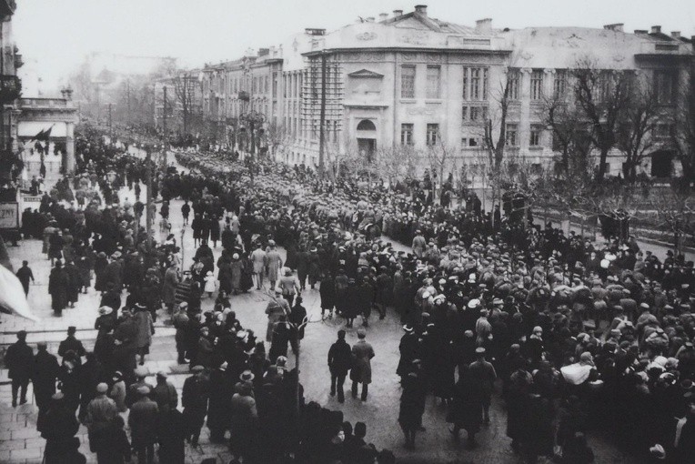 Manifestacja patriotyczna na ulicach Lublina w 1918 roku