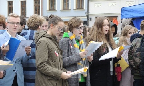 Bielscy licealiści na Rynku podczas "Narodowego śpiewania"