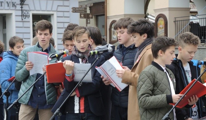 Licealiści KTK poprowadzili "Narodowe śpiewanie" na bielskim Rynku