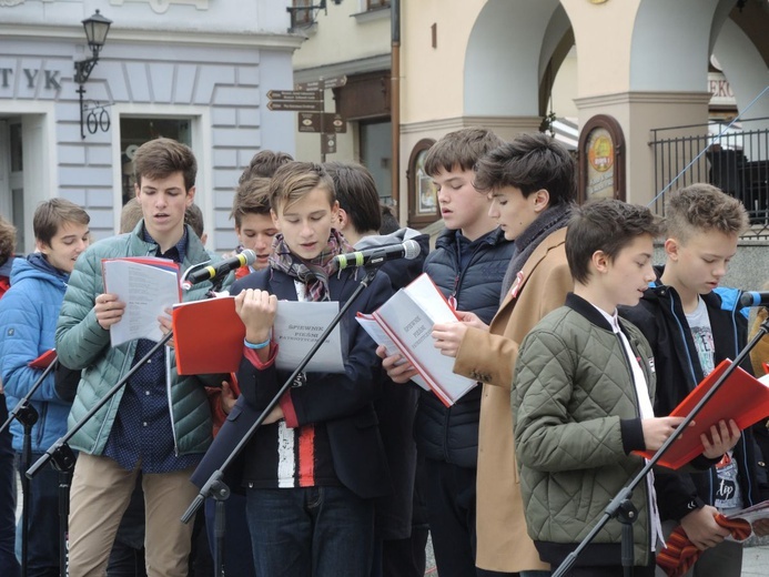 Licealiści KTK poprowadzili "Narodowe śpiewanie" na bielskim Rynku