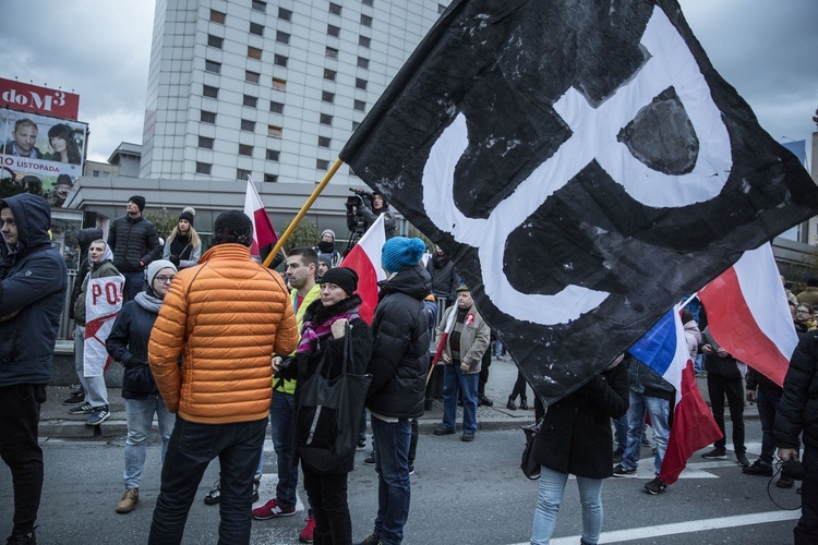 Tysiące flag pod hasłem "My chcemy Boga" 