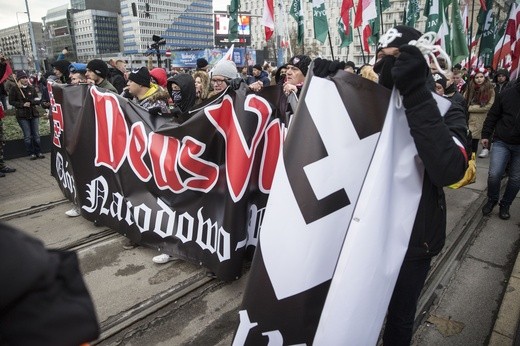 Tysiące flag pod hasłem "My chcemy Boga" 