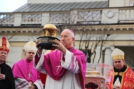 Bp Andrzej F. Dziuba błogosławi relikwiarzem św. Wiktorii