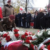 Delegacje złożyły kwiaty pod pomnikiem na cmentarzu wojskowym w Bielsku-Białej