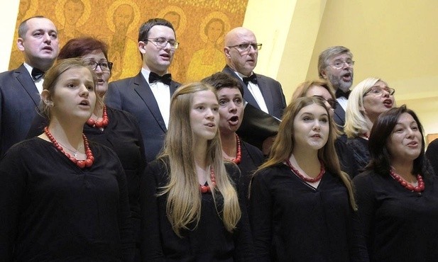 Śpiewacy chóru "Hejnał" z wielkim zaangażowaniem wystąpili dla hospicjum