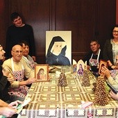 – Autorką obrazu św. s. Faustyny jest śp. Maria Gruca, która ostatnich 10 lat życia związała z ŚDS. Tu rozwinęła swoje malarskie skrzydła – mówi S. Szczepaniak. Na zdjęciu (stoi w głębi, w okularach) z uczestnikami warsztatu rękodzielniczego.