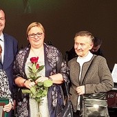 Wolontariuszki  (od lewej): Ewa Ways, Anna Rybińska i Daniela Buczyńska z wicewojewodą Wiesławem Raboszukiem.