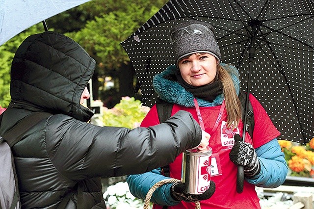 Emilia Raczyńska co roku towarzyszy swoim podopiecznym podczas kwesty na cmentarzu komunalnym w Koszalinie.